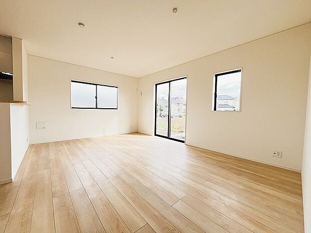 実際に室内をご見学頂くと生活のイメージが広がると思います。家具を置いたイメージや窓からの景色など。周辺で販売に出している物件も一緒にまとめてご見学頂き、比較する事もできます。