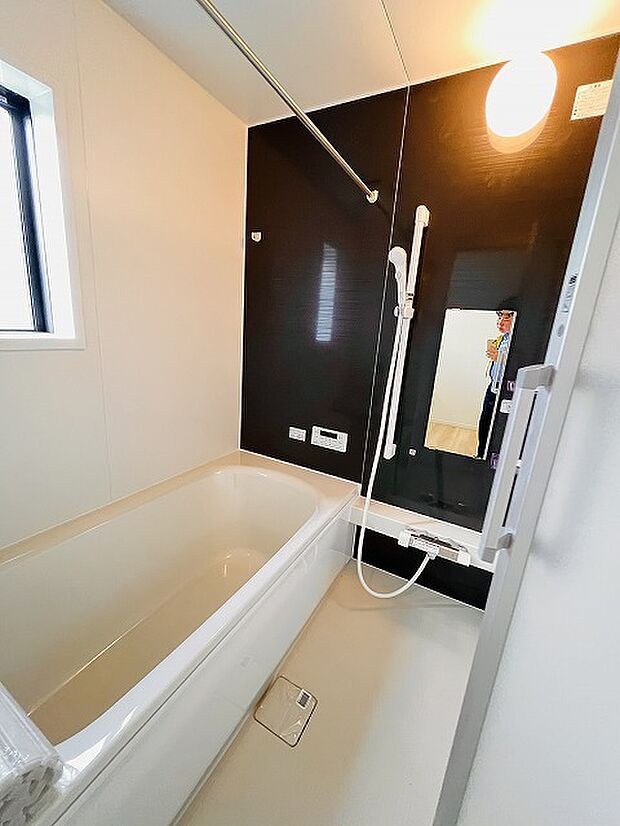 一日の疲れを癒してくれるゆったりとしたバスルームです。