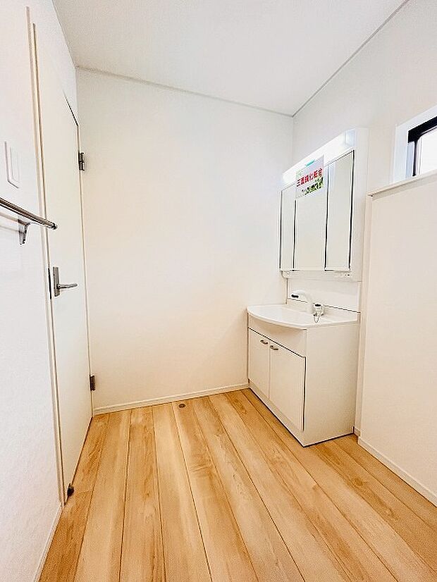 使いやすいタイプの洗面化粧台のあるランドリースペース 