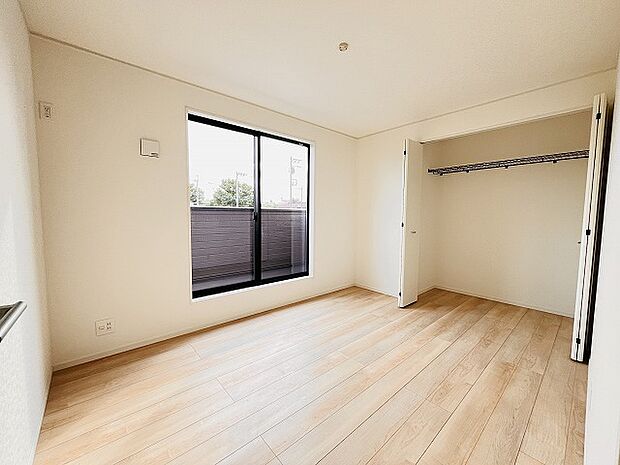 豊富な収納スペースもこの物件の特長の一つ。各所に収納が完備されており、生活をスッキリと整えることができます。