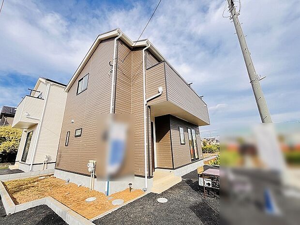 周辺の街並みの中で適度な主張、生活に溶け込むシンプルなデザインの外観が魅力の一戸建です。