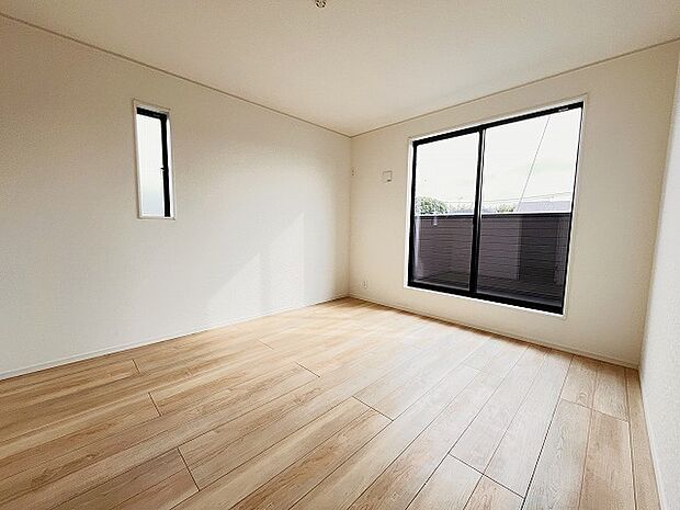 洋室はモダンなデザインと機能性を備え、快適な生活空間に。明るい窓から差し込む自然光が広々とした空間をさらに明るく開放的に感じさせます。