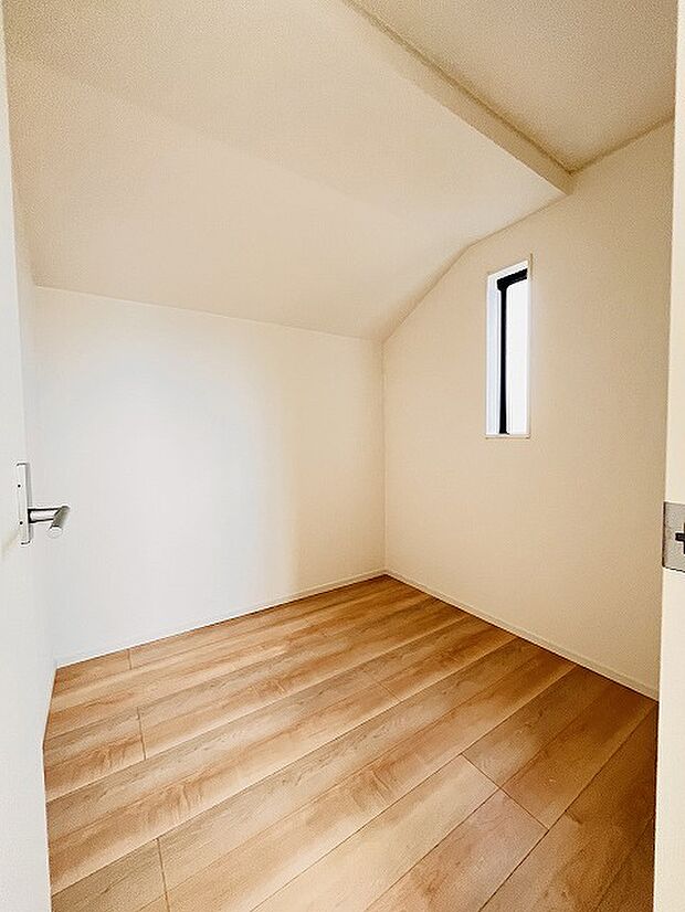 勾配天井の2階のお部屋。この勾配の角度がお洒落な雰囲気を感じさせてくれます。 