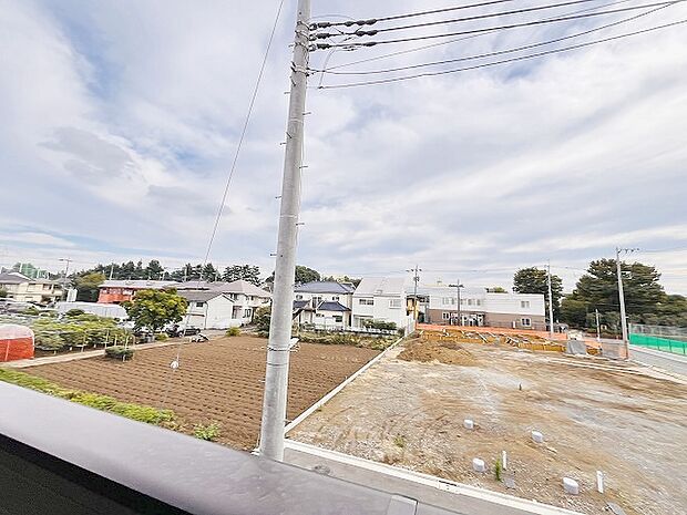 窓からの眺望です。実際に現地で眺望もご確認ください。 