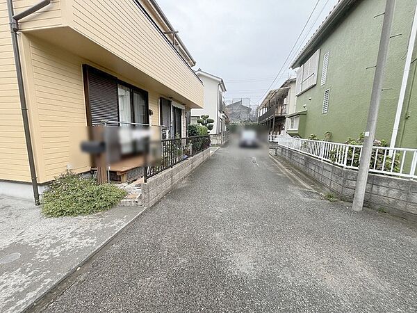 安心して暮らすことのできる住宅街。　住宅地の道路は一般に交通量が少なく車などの騒音が少ないため、住民にとって静かな生活環境が提供されます。