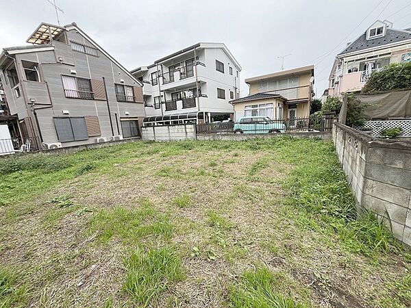 建築条件なしの敷地。弊社グループ「白馬建設」にて建物プランをご提案できます。実際の陽当たりやサイズ感を現地でお確かめください。
