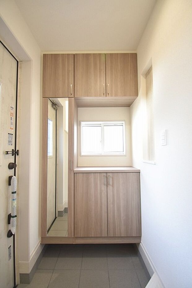 玄関は家の第一印象を左右する重要な場所。ほどよい広さとスタイリッシュな色遣いが印象的です。