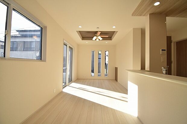 家族の集まるリビングは気持ちの良い自然光が差し込む団欒空間。室内のご見学予約も随時、受付中ですのでお気軽にお問合せください。