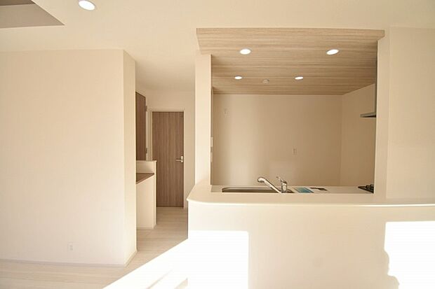 カウンターキッチンならではの開放的な見通し、全体が見渡せることでご家族の団欒スペースもより明るく笑顔が溢れる空間となります。