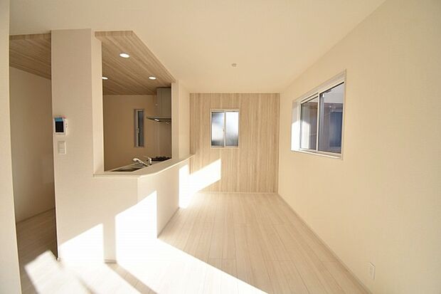 実際に室内をご見学頂くと生活のイメージが広がると思います。家具を置いたイメージや窓からの景色など。周辺で販売に出している物件も一緒にまとめてご見学頂き、比較する事もできます。