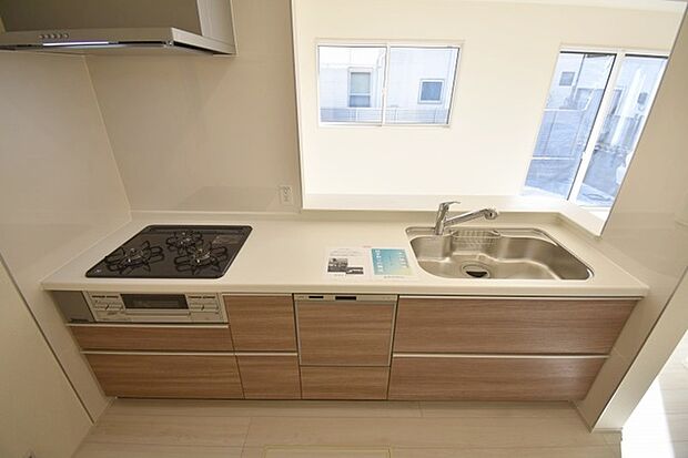 お料理をしながらリビングの家族やゲストとの会話が楽しめるカウンタータイプのキッチン。毎日のお料理を楽しく快適に。