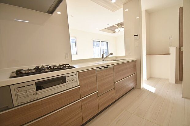 カウンターキッチンならではの開放的な見通し、全体が見渡せることでご家族の団欒スペースもより明るく笑顔が溢れる空間となります。 