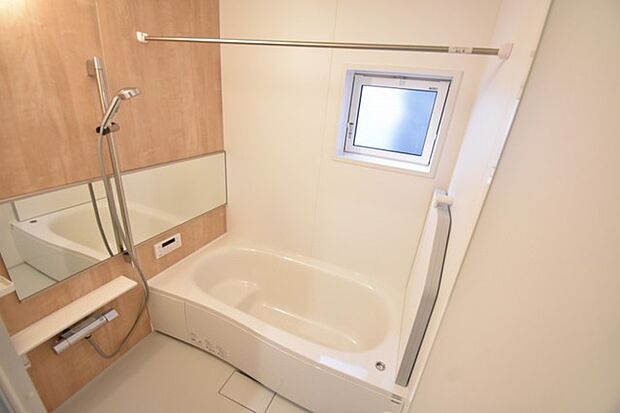 浴室乾燥機の他にも開口部のある浴室スペース。 お風呂上がりの湿気も、窓を開けておくことで改善可能。 お湯につかりながら、ちょっとした露天気分?