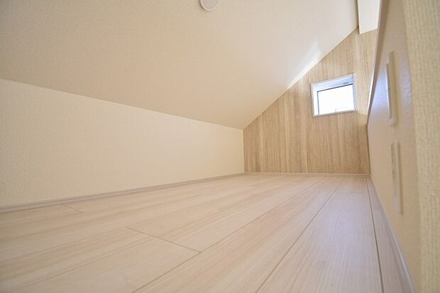 大きな屋根裏部屋はなんだかワクワクしてしまうスペース。趣味の空間や子供のワークスペース、季節物の収納など色々な用途に利用できそうな予感。