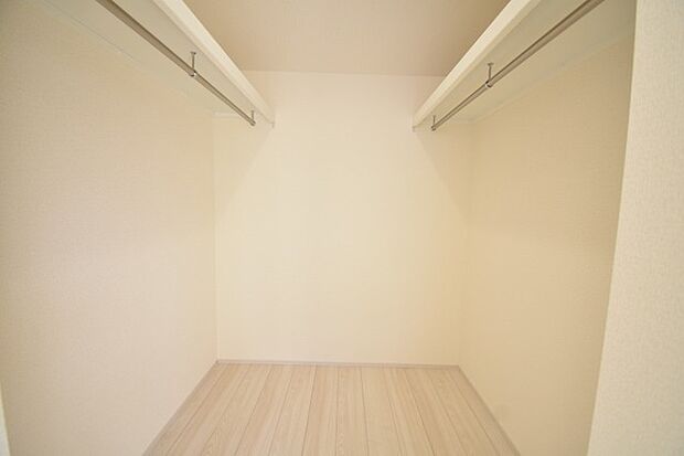 収納スペースがたっぷりと確保されたこの物件では、生活をより快適に送ることができます。