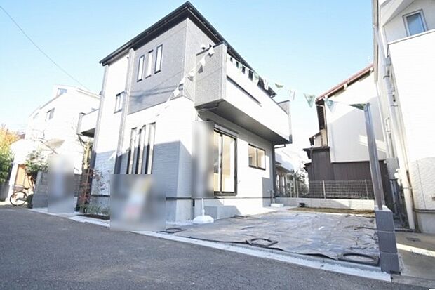 周辺の街並みの中で適度な主張、生活に溶け込むシンプルなデザインの外観が魅力の一戸建です。 