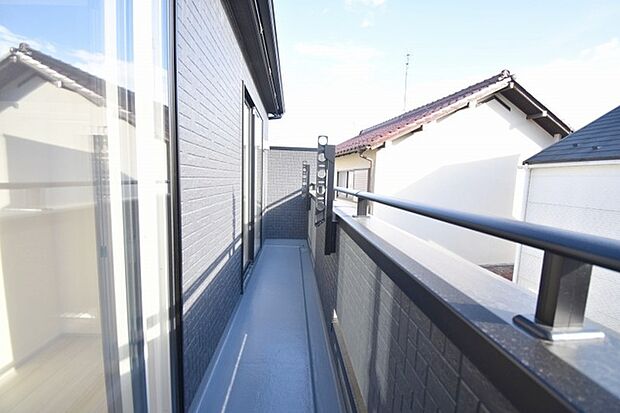 季節の変化や天気の良い日には、バルコニーでの時間が心地よく、気分をリフレッシュさせることができます。