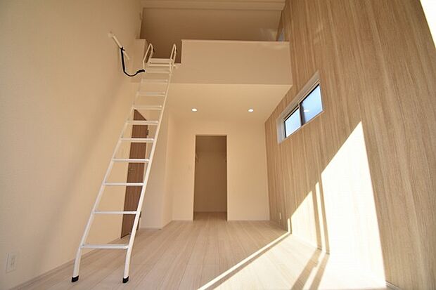 吹抜けの空間を意識した開放感のある間取り。そして上部にロフトを配置。スタイリッシュかつ収納も豊富で長く機能的に住める家を目指して。