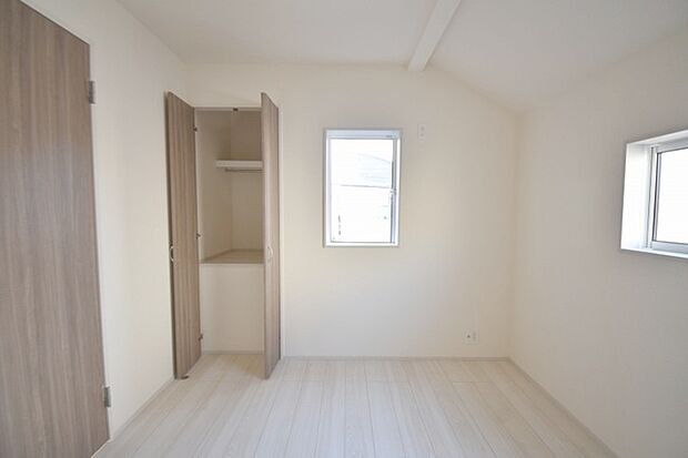 スタイリッシュなデザインと快適な居住性を兼ね備えた洋室。広々とした空間は、自分らしいインテリアを楽しむことができるほか、リラックスした時間を過ごすことができそうです。