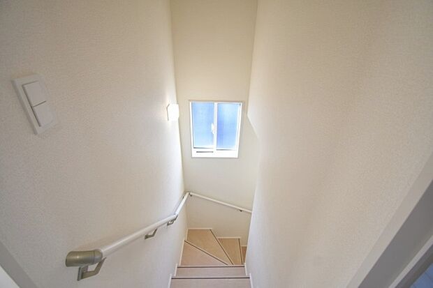 実際に室内をご見学頂くと生活のイメージが広がると思います。家具を置いたイメージや窓からの景色など。周辺で販売に出している物件も一緒にまとめてご見学頂き、比較する事もできます。