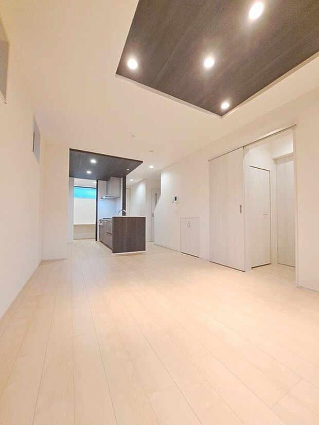 家族の集まるリビングは気持ちの良い自然光が差し込む団欒空間。室内のご見学予約も随時、受付中ですのでお気軽にお問合せください。 