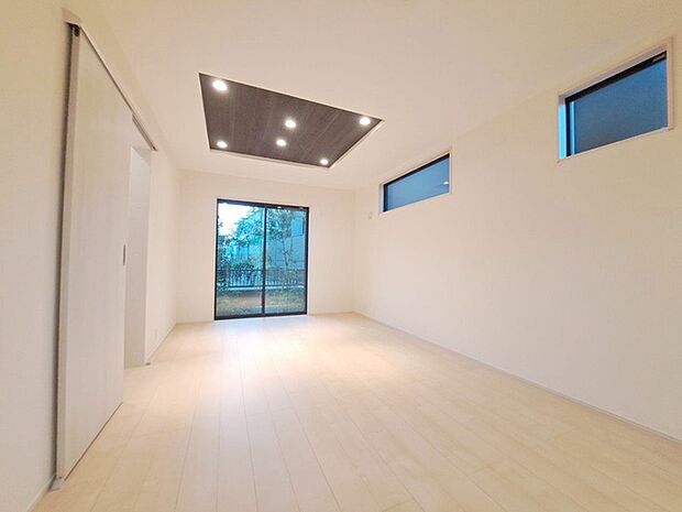 ゆとりのあるサイズのリビングダイニング。 お食事スペースと、お寛ぎ空間を分けてご利用可能。 少し大きめのソファーを置いて、 一家団欒なお時間をご共有ください。 