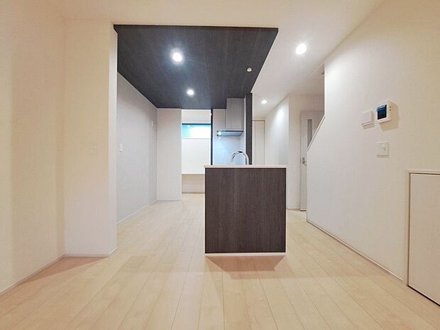 家族が食事するダイニングスペースをキッチンから見渡せる設計に。お料理をしながら家族とのコミュニケーションが増えそうな予感。 