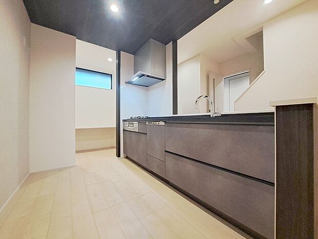 お料理をしながらリビングの家族やゲストとの会話が楽しめるタイプのキッチン。毎日のお料理を楽しく快適に。 