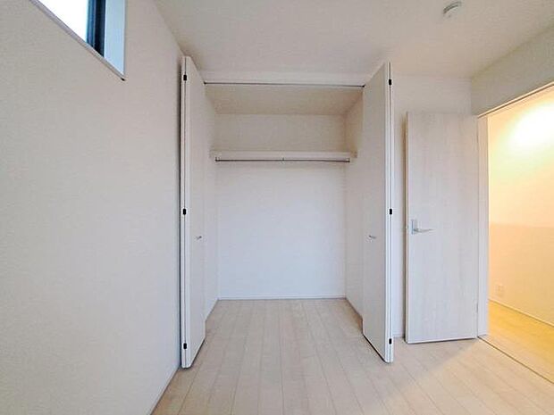 豊富な収納スペースもこの物件の特長の一つ。各所に収納が完備されており、生活をスッキリと整えることができます。 