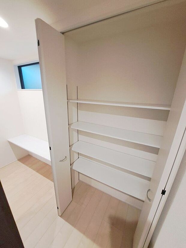 各所に効率的に配置された収納スペースがあり、日常のモノをすっきりと収納できます。 