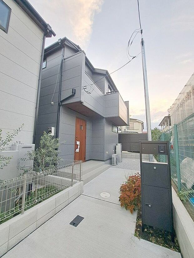 周辺の街並みの中で適度な主張、生活に溶け込むシンプルなデザインの外観が魅力の一戸建です。 