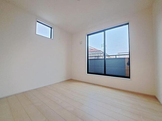 洋室はモダンなデザインと機能性を備え、快適な生活空間に。明るい窓から差し込む自然光が広々とした空間をさらに明るく開放的に感じさせます。  