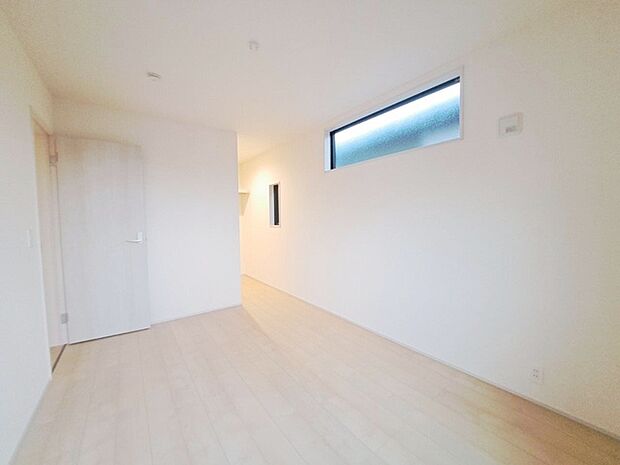 スマートなデザインと賢い収納が生活を快適にします。広々とした雰囲気を演出する工夫が施され、生活空間の魅力を引き出します。  