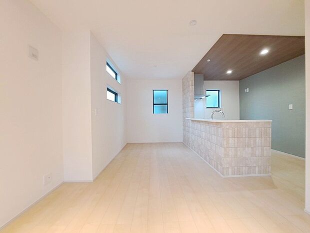 家族が食事するダイニングスペースをキッチンから見渡せる設計に。お料理をしながら家族とのコミュニケーションが増えそうな予感。