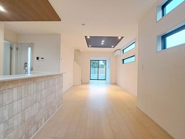 実際に室内をご見学頂くと生活のイメージが広がると思います。家具を置いたイメージや窓からの景色など。周辺で販売に出している物件も一緒にまとめてご見学頂き、比較する事もできます。