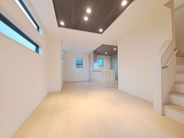 家族の集まるリビングは気持ちの良い自然光が差し込む団欒空間。室内のご見学予約も随時、受付中ですのでお気軽にお問合せください。