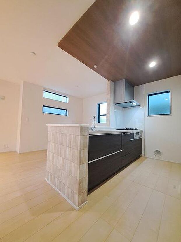 お料理をしながらリビングの家族やゲストとの会話が楽しめるカウンタータイプのキッチン。毎日のお料理を楽しく快適に。