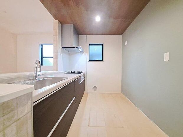 キッチンコンロスペースの近くには、空気の入れ替えが可能な開口部を設置!! お料理をする際には、換気扇を回しながら匂いが籠らない様に開放してお料理もお楽しみ頂けます。