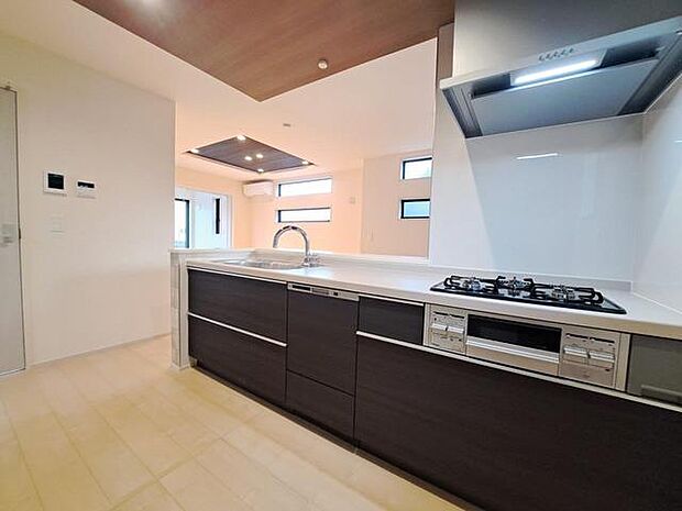 カウンターキッチンならではの開放的な見通し、全体が見渡せることでご家族の団欒スペースもより明るく笑顔が溢れる空間となります。