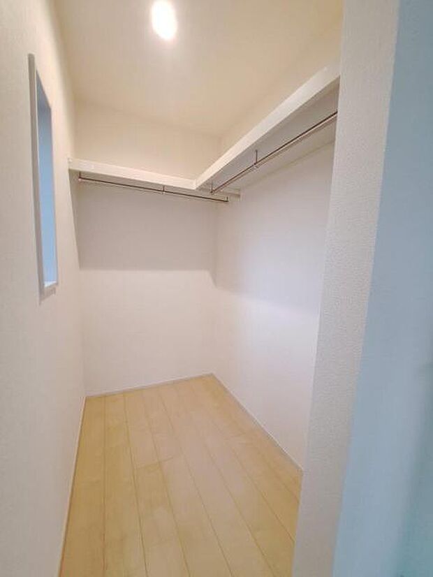 収納スペースがたっぷりと確保されたこの物件では、生活をより快適に送ることができます。