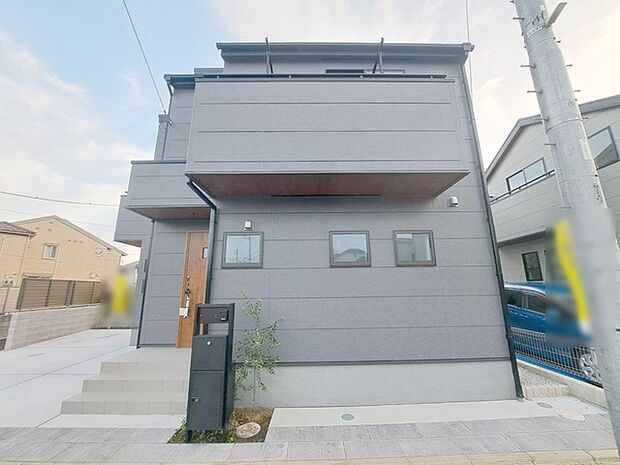 周辺の街並みの中で適度な主張、生活に溶け込むシンプルなデザインの外観が魅力の一戸建です。