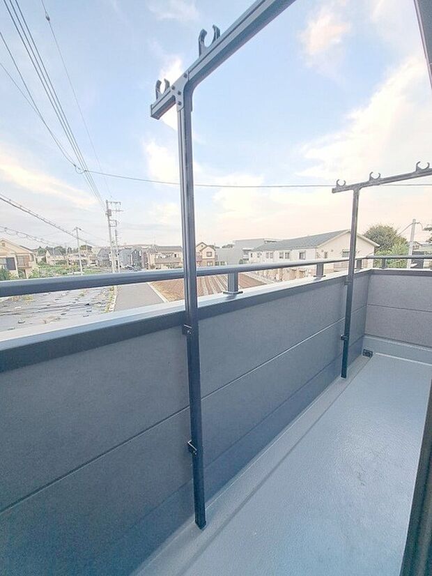 日々の忙しさやストレスから離れ、バルコニーで静かに深呼吸、心が穏やかになります。