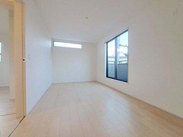 スタイリッシュなデザインと快適な居住性を兼ね備えた洋室。広々とした空間は、自分らしいインテリアを楽しむことができるほか、リラックスした時間を過ごすことができそうです。