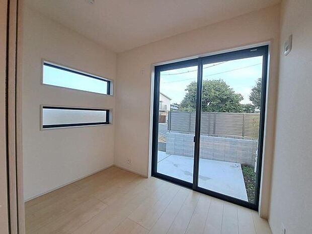 洋室はモダンなデザインと機能性を備え、快適な生活空間に。明るい窓から差し込む自然光が広々とした空間をさらに明るく開放的に感じさせます。