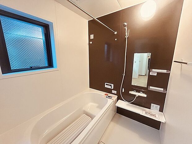 ゆったりと入浴の出来る1600×1600サイズ。 洗い場スペースも約1帖、一人でゆったりとご入浴や、お子様達との賑やかなご入浴も対応可能 