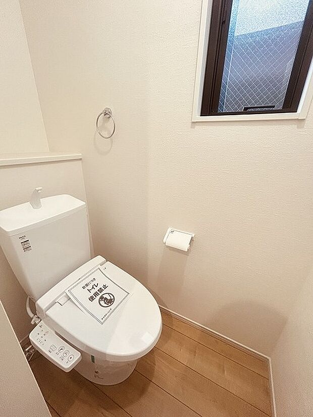 階段下を有効活用したトイレスペース。 便座はもちろんウォシュレット。  