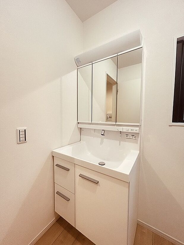 三面鏡に洗面台。 コンセントに照明機能、多機能性を備えた設備です。