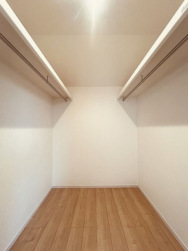 たくさんのお洋服を収納可能なウォークイン完備