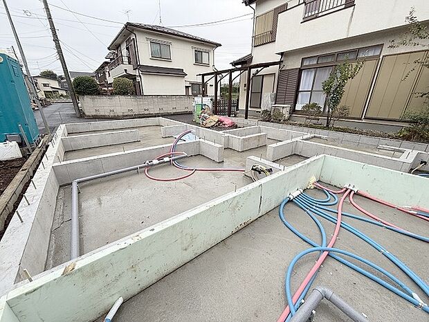 現在建物を建築中です、建築中の物件については現地確認の他、同施工会社の完成施工例のご案内、担当者のプレゼンテーションにてご検討ください。適切なご検討の方法をご説明させて頂きます。 