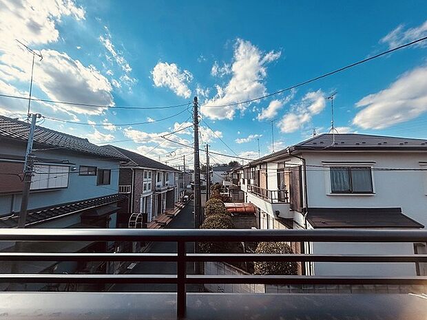 日々の忙しさやストレスから離れ、バルコニーで静かに深呼吸、心が穏やかになります。